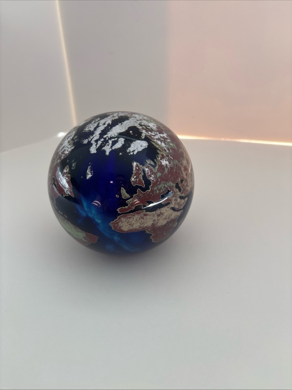 Vtg Unique Lundberg Studios Glass Globe Paperweight  1996. 4.5” #052512